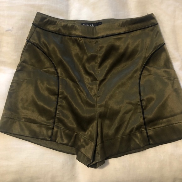 Rehab hunter green silk shorts w/ pocket detail - Picture 1 of 3